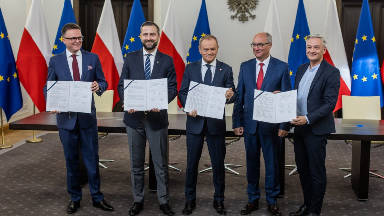 liderii opoziției poloneze inclusiv Donald Tusk cu acordul de coaliție în mâini