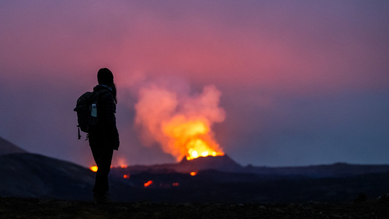 un vulcan erupe in islanda