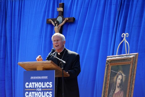 Papa Francisc l-a demis pe episcopul conservator american Strickland, unul dintre cei mai înverşunaţi critici ai săi