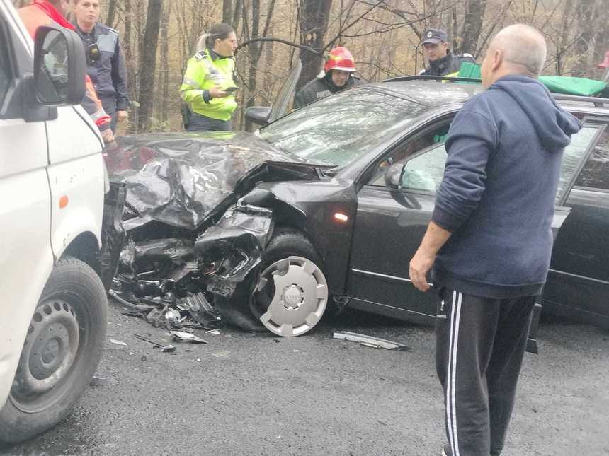 Impact puternic pe o șosea din Mehedinți: o autoutilitară a lovit în plin o mașină. Patru răniți, printre care și un copil