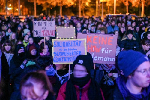 Sute de oameni au protestat la concertele din Germania ale solistului Rammstein, Till Lindemann