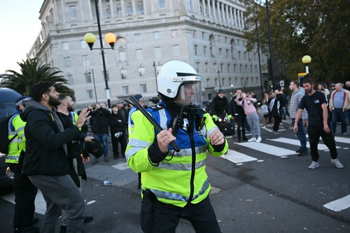 Zeci de mii de oameni participă la un marș pro-palestinian în Londra. Violențe între protestatari de extremă dreaptă și Poliție