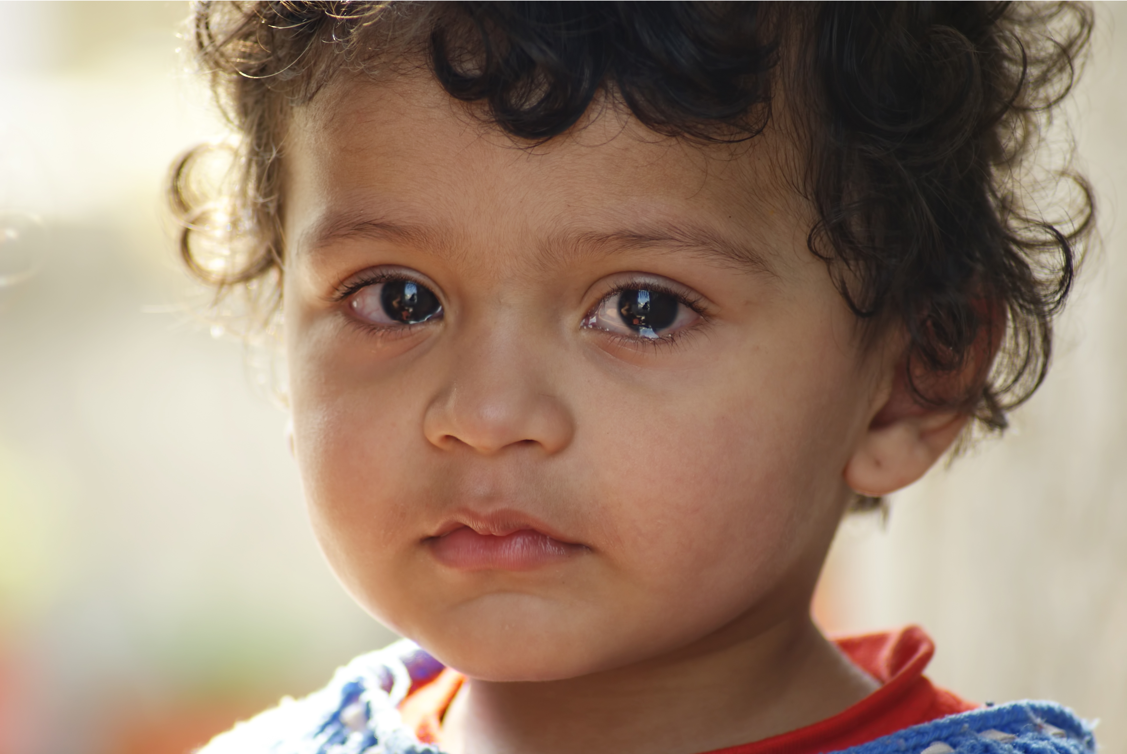 Copiii rămași ai nimănui. Tot mai mulți români vor să adopte doar bebeluși blonzi cu ochii albaștri