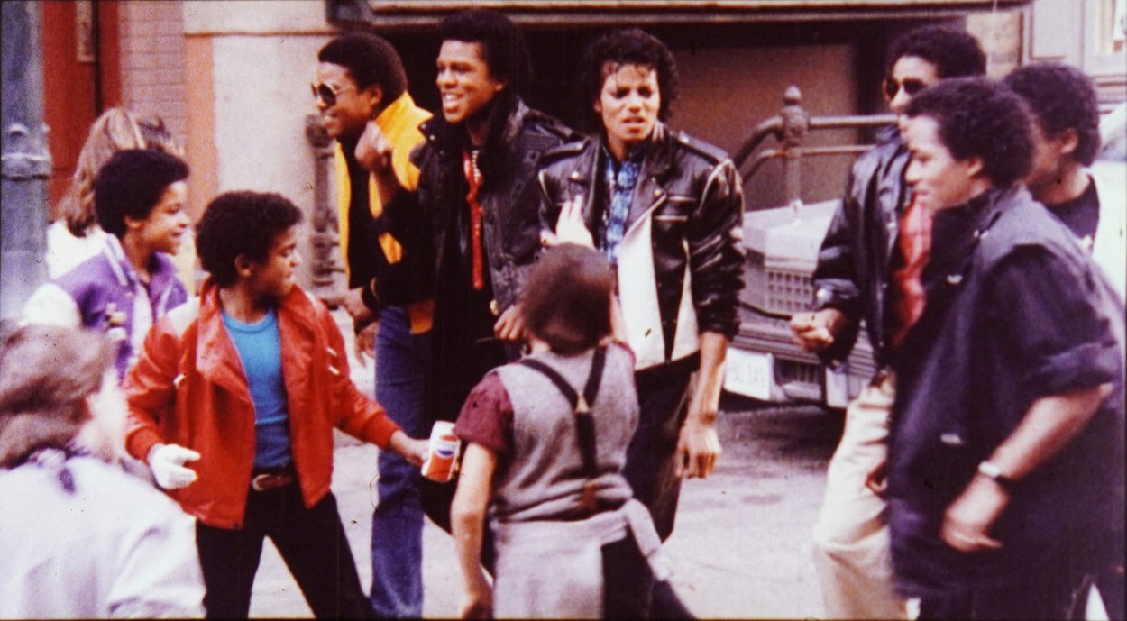 Una dintre emblematicele jachete din piele ale lui Michael Jackson a fost vândută la licitație cu peste 300.000 de dolari