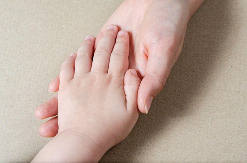 De ce adopțiile durează chiar și ani. Mamă: „Este vorba despre a ajuta. Nu poți spune că dorești să ajuți un copil cu ochi albaștri”