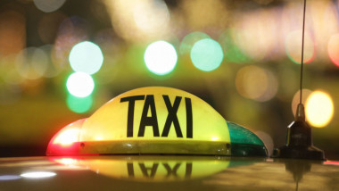 suport iluminat de pe un taxi