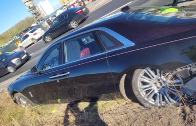 VIDEO. Mașina de lux a lui Gigi Becali, avariată în urma unui accident. Patronul FCSB se afla pe locul din dreapta