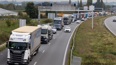 coloana de camioane pe o autostrada din belgia