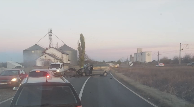 3 morți și 8 răniți într-un accident în Galați. O mașină s-a rupt în două după ce s-a izbit cu un microbuz