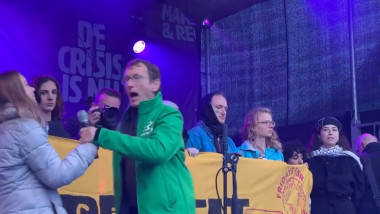 Bărbat în verde îi smulge microfonul din mână Gretei Thunberg