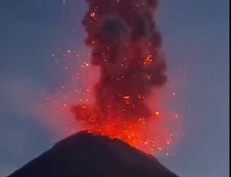 Vulcanul Etna din Sicilia a erupt din nou, luni dimineață