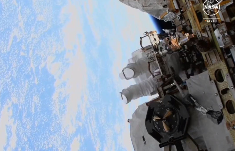 O geantă cu scule orbitează Pământul, după ce a fost pierdută în spațiu de astronauții NASA. Trusa poate fi văzută cu binoclul