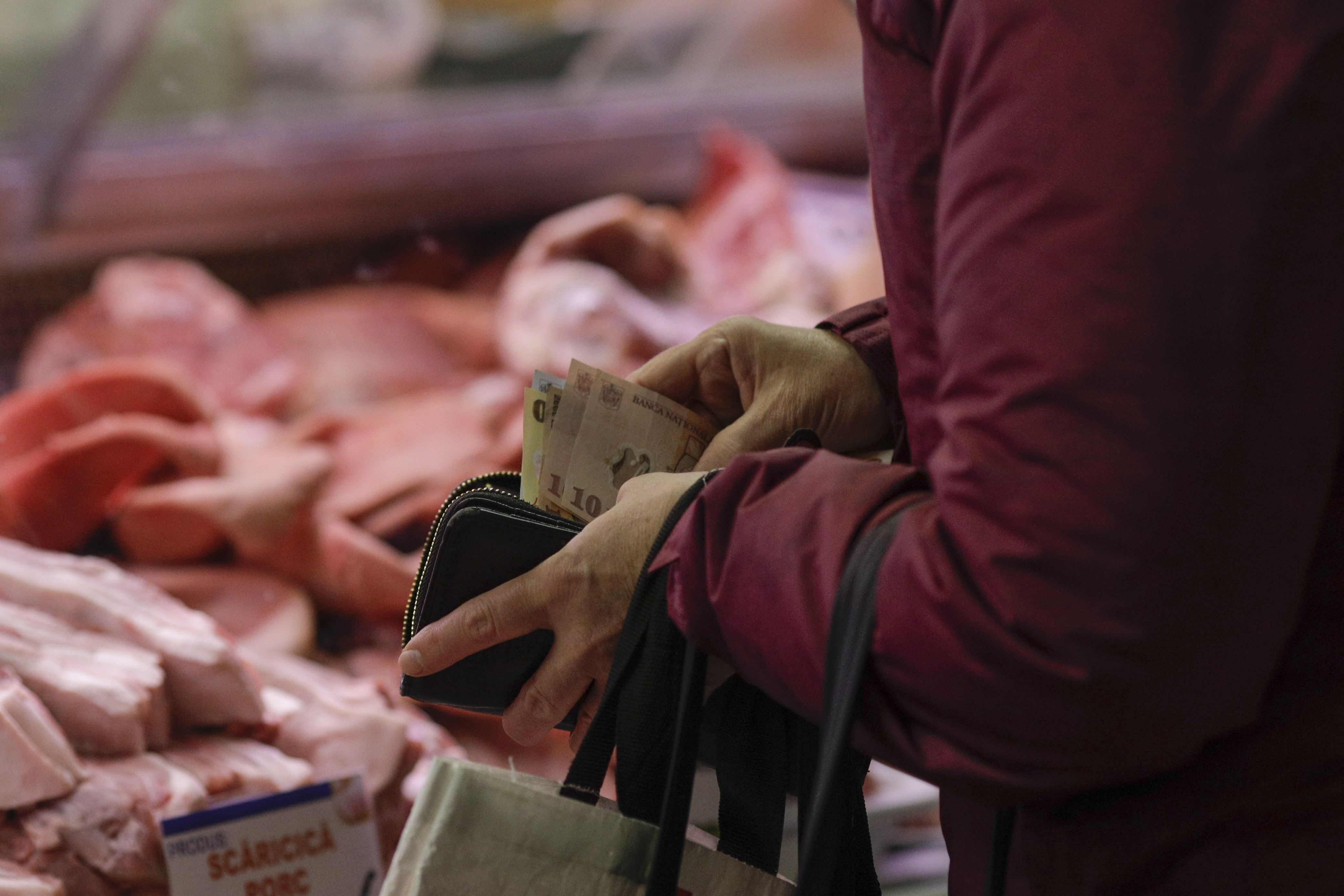 Românii preferă plățile în numerar pentru cumpărăturile zilnice (raport)