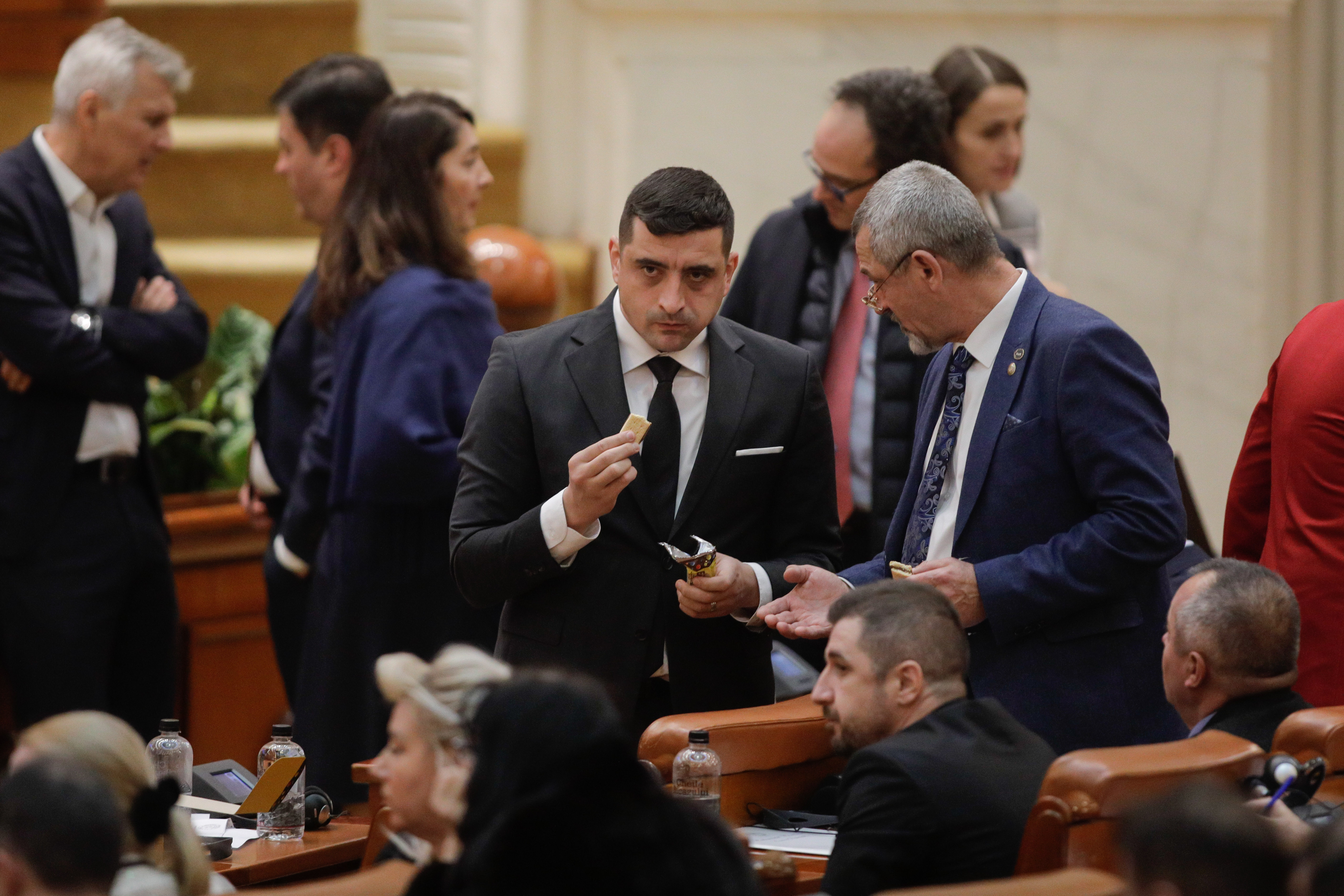 Aleșii neamului regretă privatizarea restaurantului parlamentar. Deputat USR: “George Simion mi-a mâncat sandvișul”