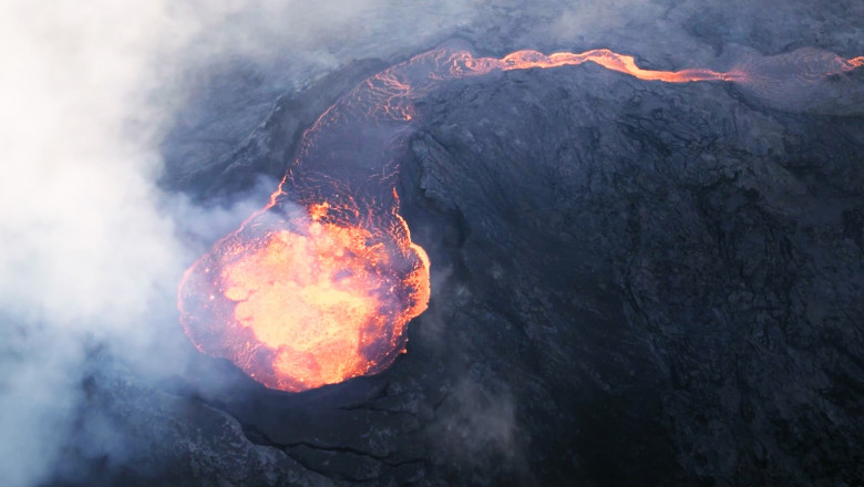 imagine din dronă a unui vulcan activ