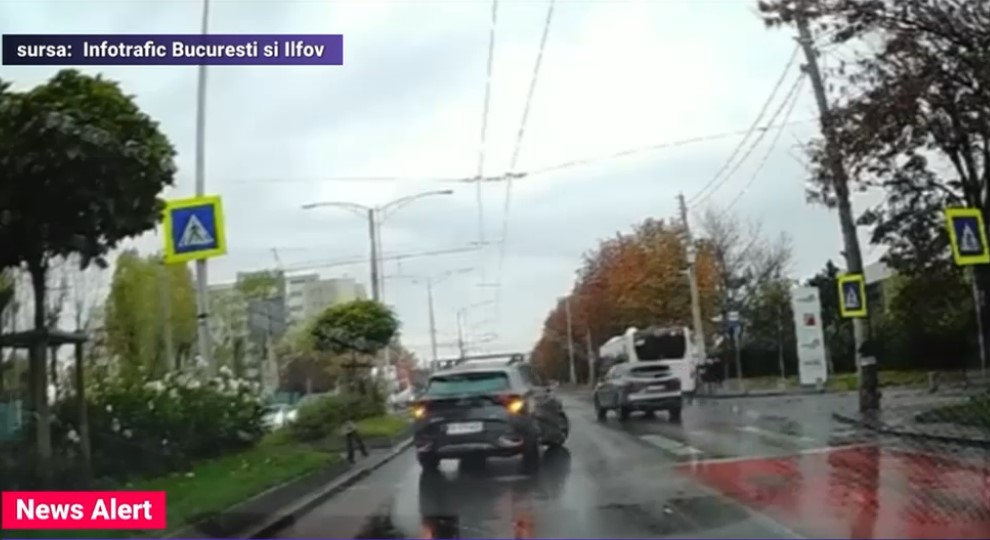 Momentul în care o fată de 14 ani este spulberată pe trecerea de pietoni, în București. Șoferii au ocolit-o și și-au văzut de drum