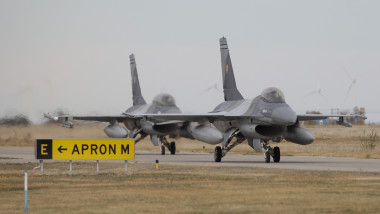 Avioane F-16 pe pista bazei aeriene 86 Fetești
