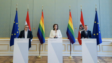 ministrul justiției din austria cu doi bărbați și steaguri în spate