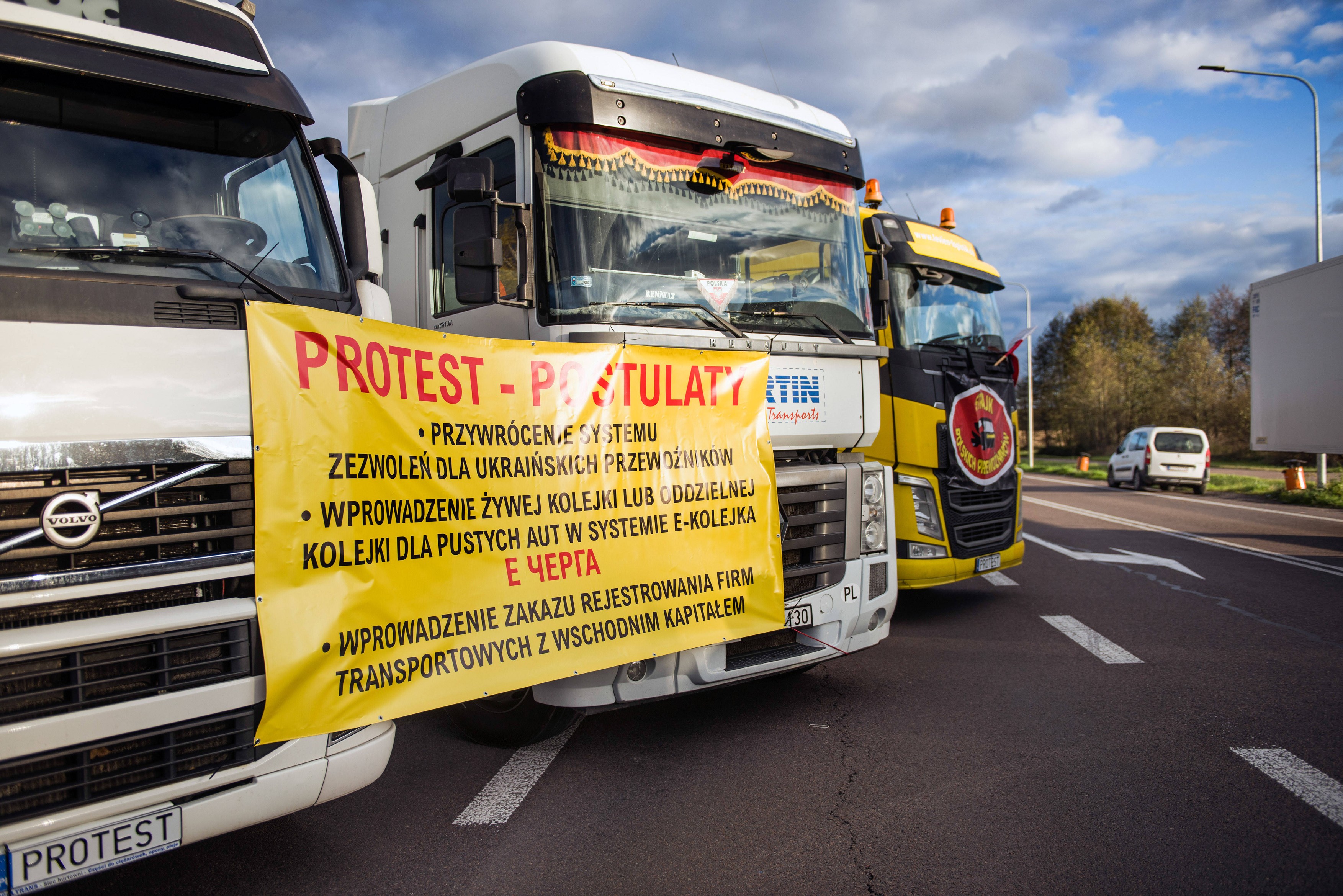 Discuțiile între Kiev și transportatorii polonezi au eșuat. Aproape 2.000 de camioane sunt blocate la granița cu Ucraina