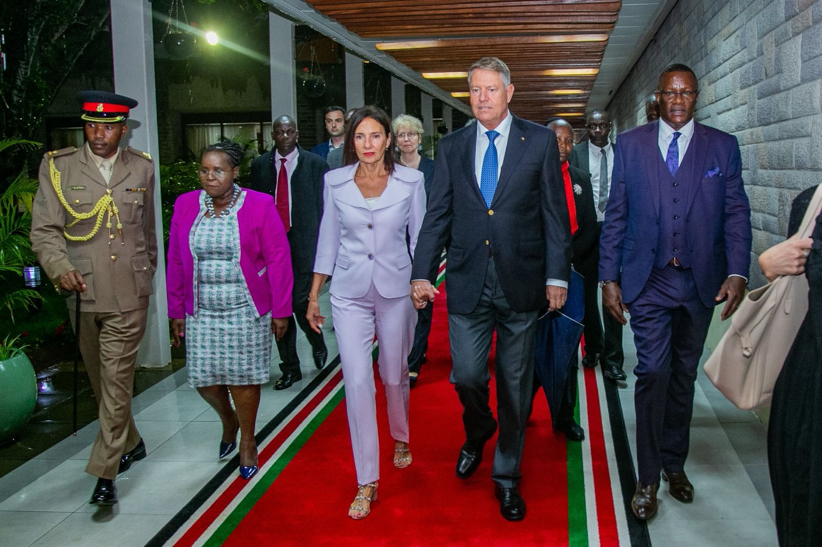 Klaus Iohannis a ajuns în Kenya, prima țară din turneul său african, unde a fost primit de miniștrii Eliud Owalo și Peninah Malonza