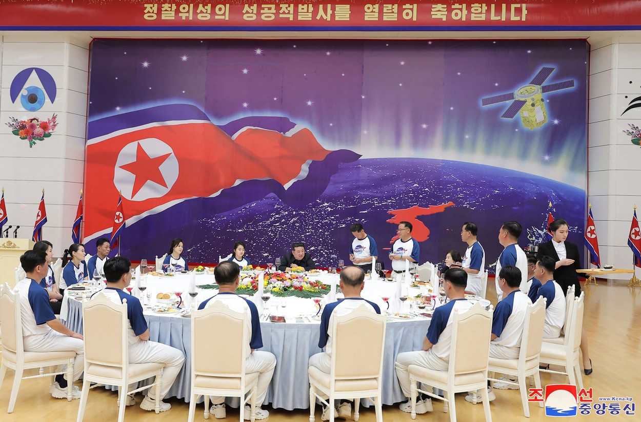 Kim Jong Un a sărbătorit „o nouă eră a unei puteri spațiale”. La banchet au participat fiica sa și echipa care a lansat satelitul spion