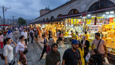 oameni pe strada in turcia