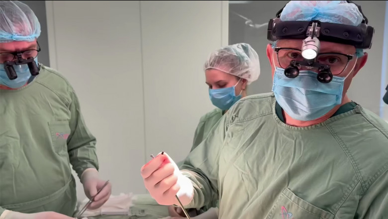 medic chirurg ucrainean cu masca si ochelari in sala de operatie