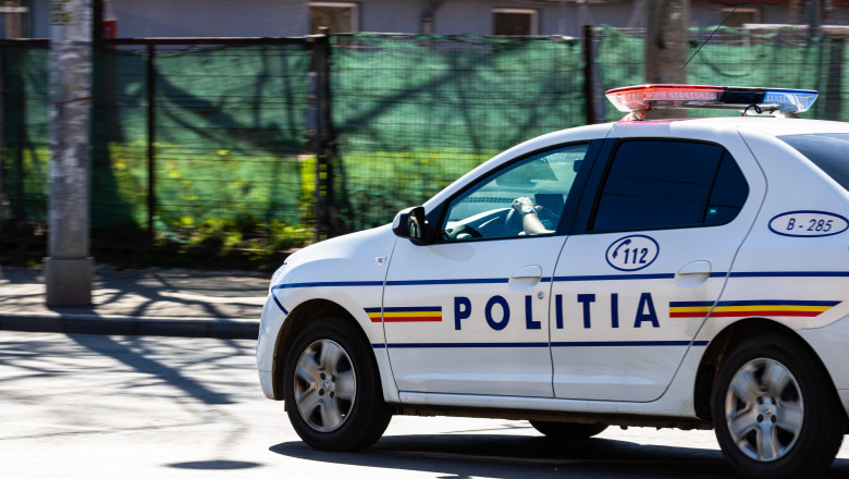 masina de politie pe strada