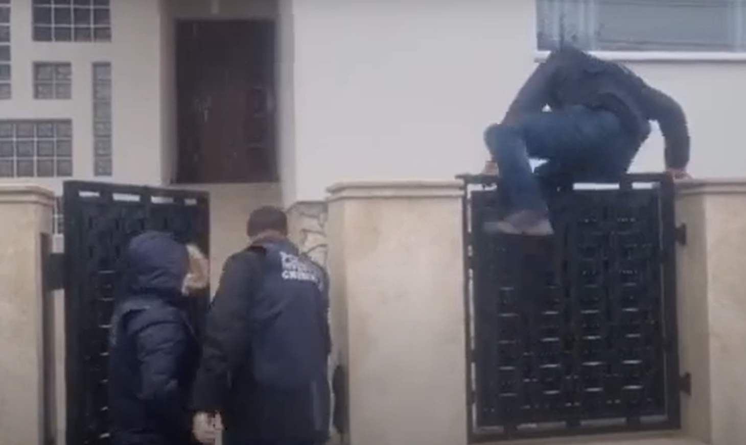Poliția în acțiune la casa lui Cherecheș: Un ofițer sare gardul, altul intră pe poarta descuiată