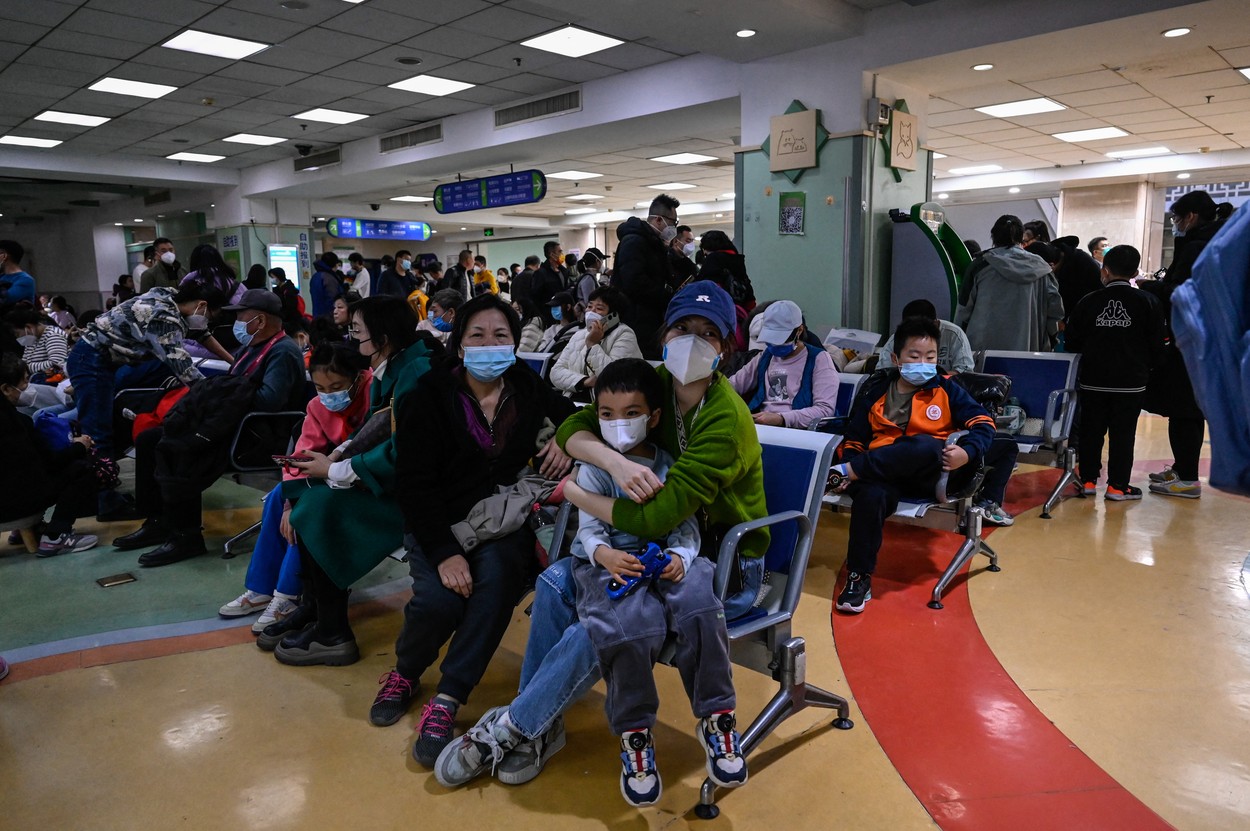 Spitalele din Beijing sunt copleşite de un val "fără precedent" de boli respiratorii la copii. Se așteaptă 13 ore pentru un consult