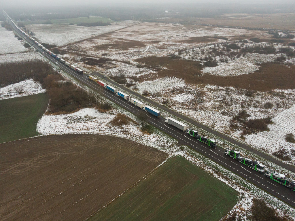 Doi șoferi ucraineni au murit la granița cu Polonia. Camionagiii nu mai au mâncare și apă, Kievul face apel urgent către Varșovia