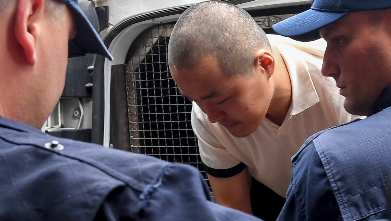 escrocul criptomonedelor Do Kwon este dus de polițiști la un tribunal din Muntenegru