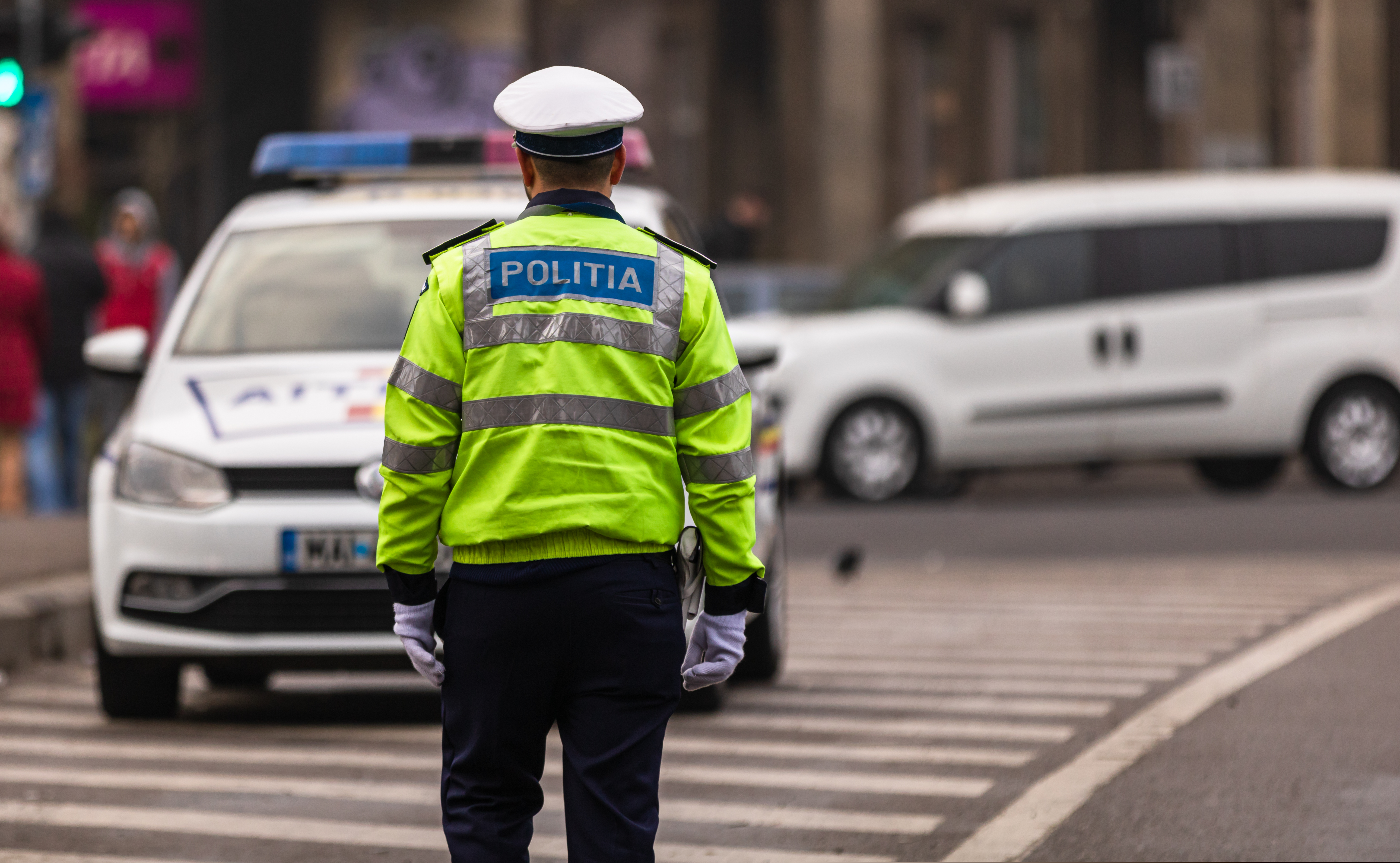 Poliţist, lovit de un bărbat aflat într-o maşină oprită pentru control. Agresorul a fost reţinut