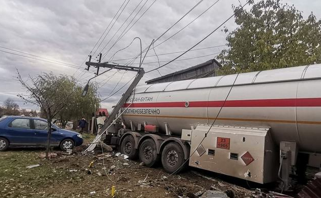 FOTO. O cisternă cu propan înmatriculată în Ucraina a făcut prăpăd într-o comună din Iași după ce șoferul a pierdut controlul volanului