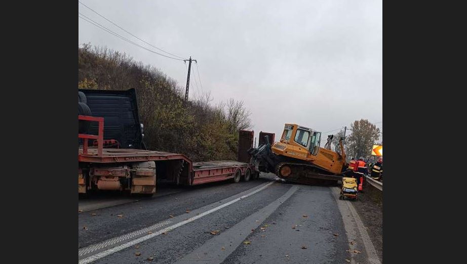 O tânără de 24 de ani a murit și alta e grav rănită după ce un buldoexcavator a căzut de pe un trailer şi a lovit o maşină pe DN7