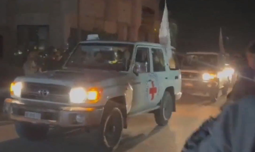 Imagini cu eliberarea a 24 de ostatici din mâinile Hamas. Oamenii au ajuns în Egipt și vor fi duși în Israel