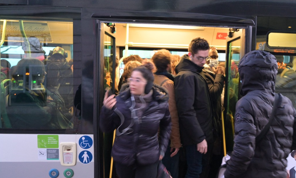 Guvernul francez lansează o campanie împotriva violenţelor sexiste şi sexuale în transportul public