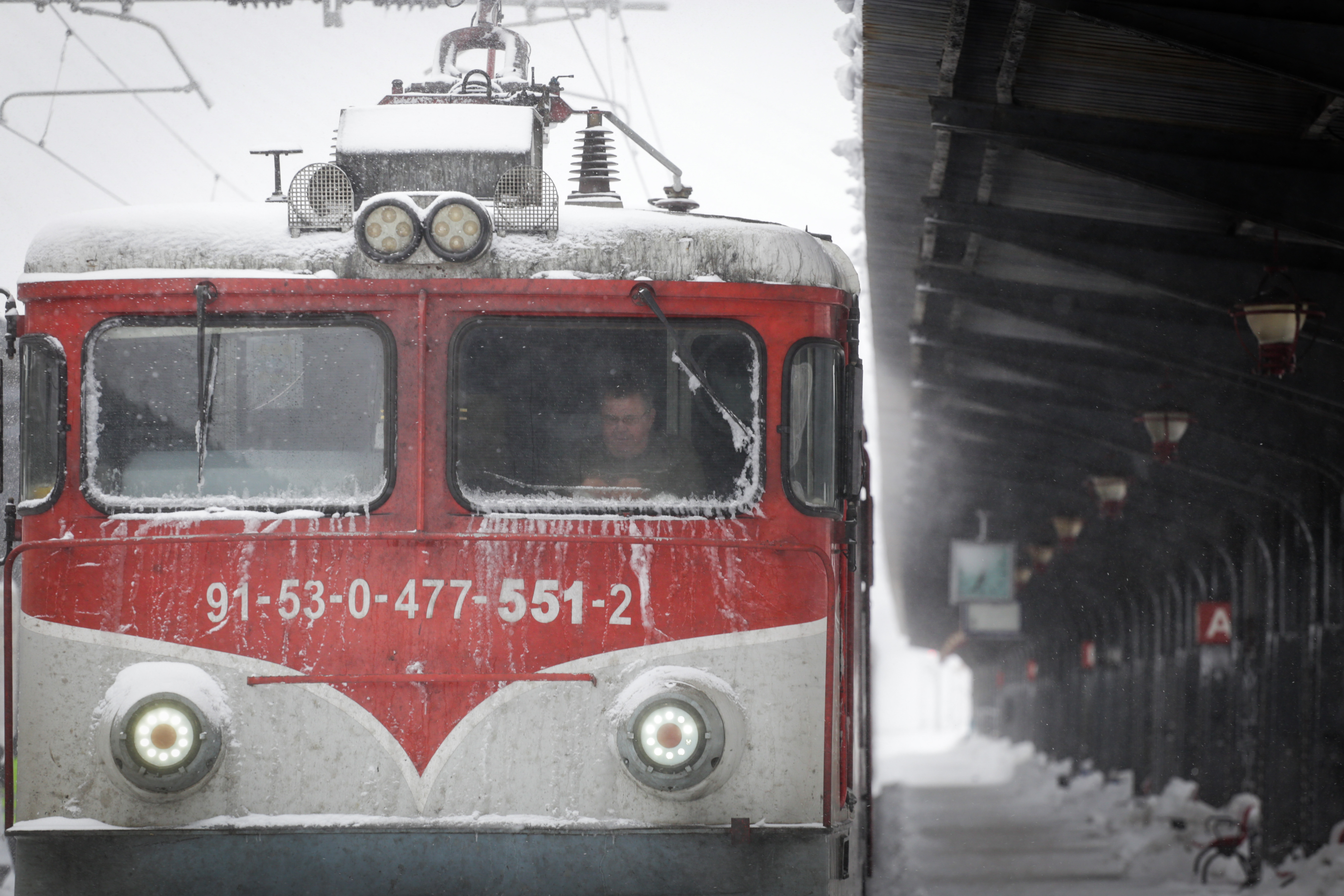 20 de trenuri au fost suspendate din cauza ninsorilor. Ruta Ploieşti-Bucureşti, închisă din cauza copacilor căzuţi