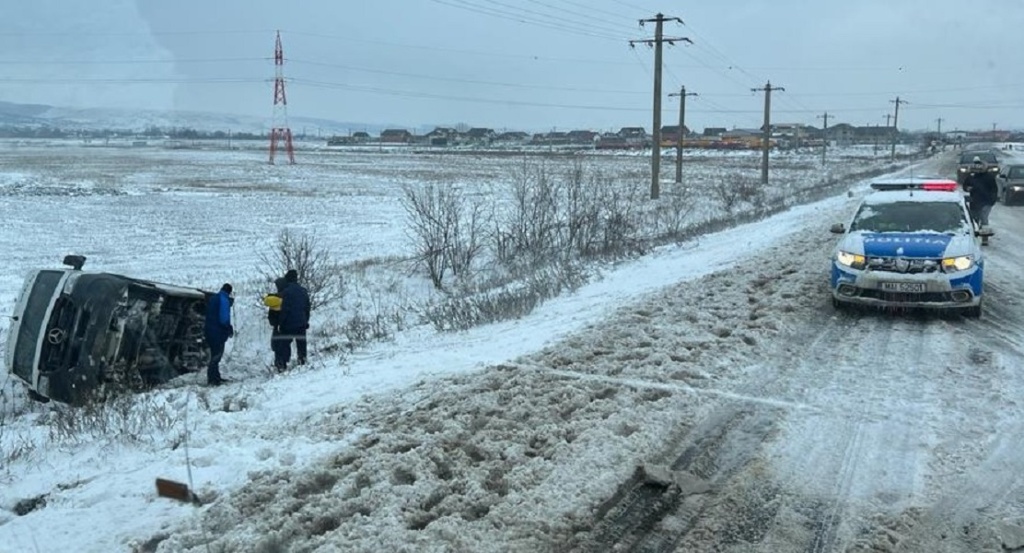 Un autocar cu 40 de pasageri s-a răsturnat pe drumul E 581, în Vaslui. Autorităţile au activat Planul Roşu de intervenţie
