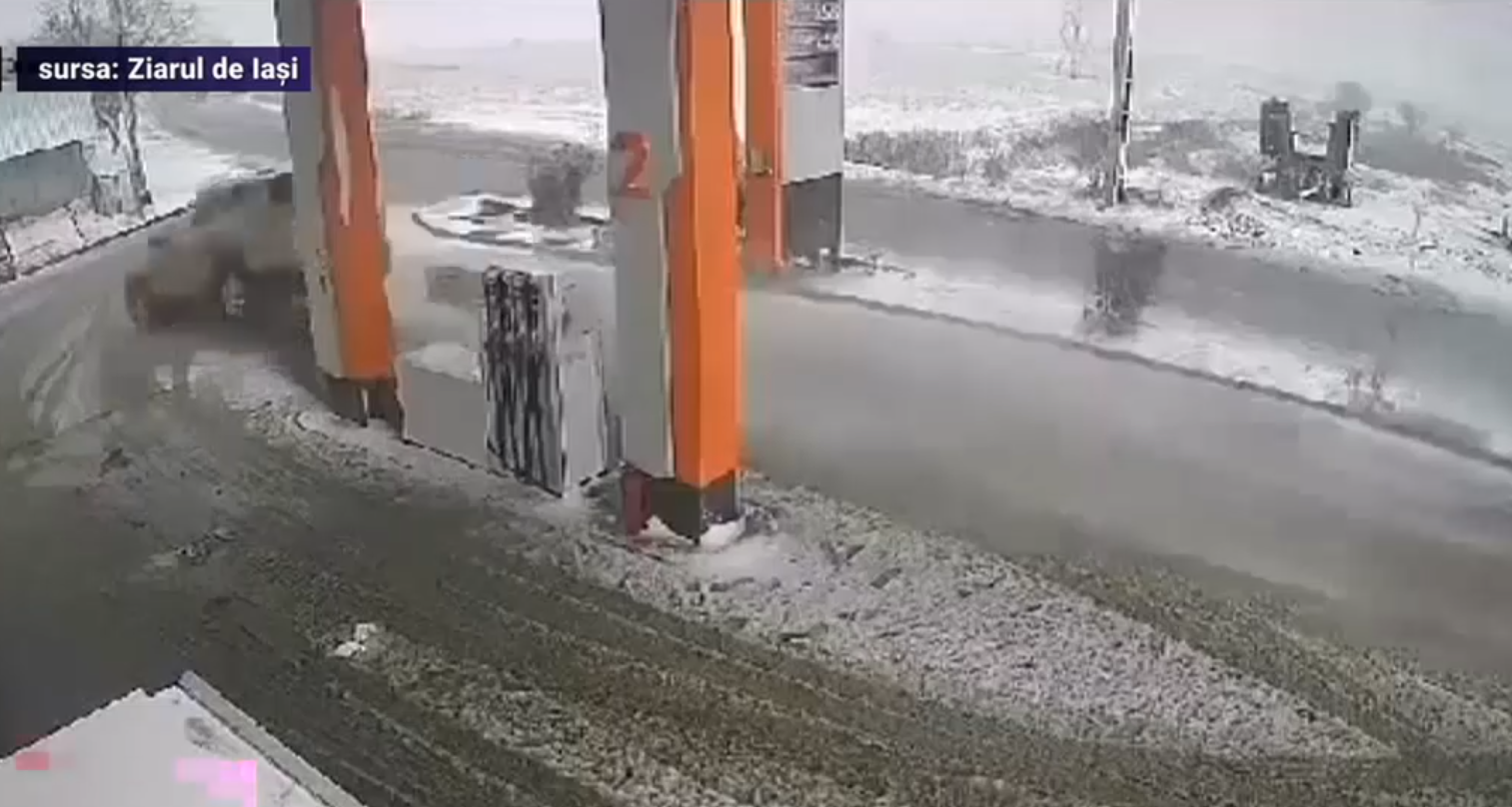 VIDEO. O mașină „zboară” milimetric pe lângă pompa unei benzinării și intră în curtea unei locuințe
