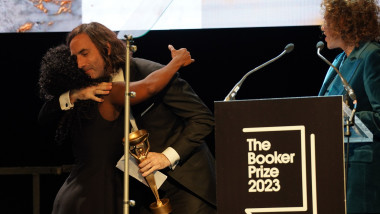 Paul Lynch acceptă trofeul după ce a fost desemnat câștigător al Premiului Booker 2023 pentru romanul Cântec de profet, în cadrul unei ceremonii de decernare a premiului în Old Billingsgate, Londra.