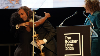 Paul Lynch acceptă trofeul după ce a fost desemnat câștigător al Premiului Booker 2023 pentru romanul Cântec de profet, în cadrul unei ceremonii de decernare a premiului în Old Billingsgate, Londra.