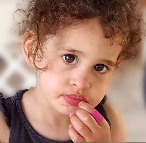 Primul ostatic american eliberat de Hamas are 4 ani. E o fetiță care și-a văzut părinții uciși, tatăl o ținea în brațe când a murit