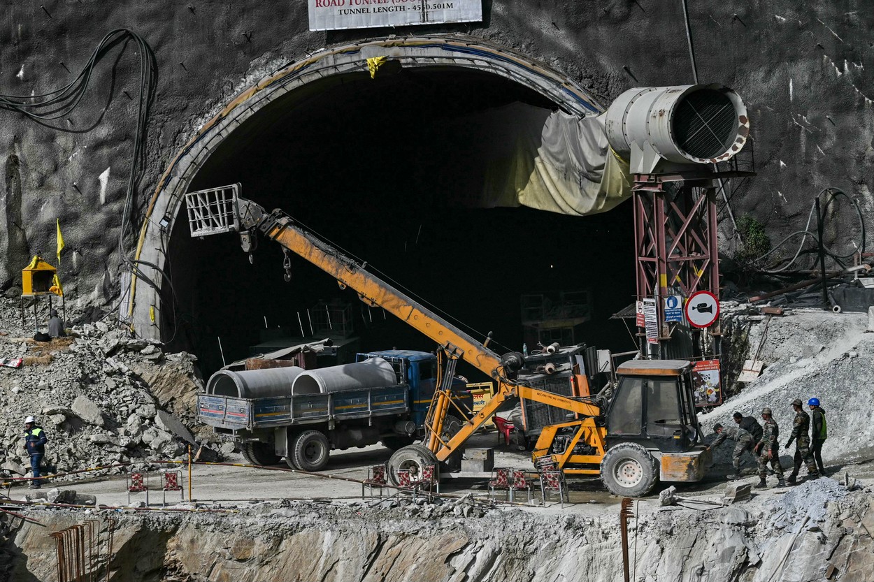 Utilajul care trebuia să ajungă la muncitorii blocați într-un tunel din India s-a stricat. Salvatorii sapă la lopată să ajungă la ei