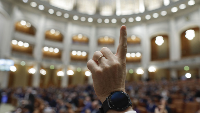 Detaliu mâna unui deputat care votează în Camera Deputaților