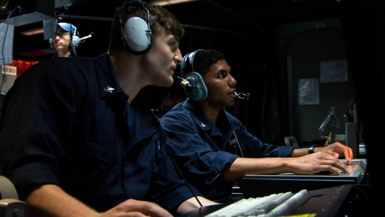 echipaj din marina americană pe o navă de război