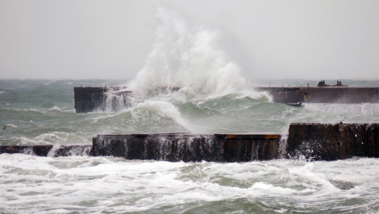 valuri in timpul unei furtuni in odesa