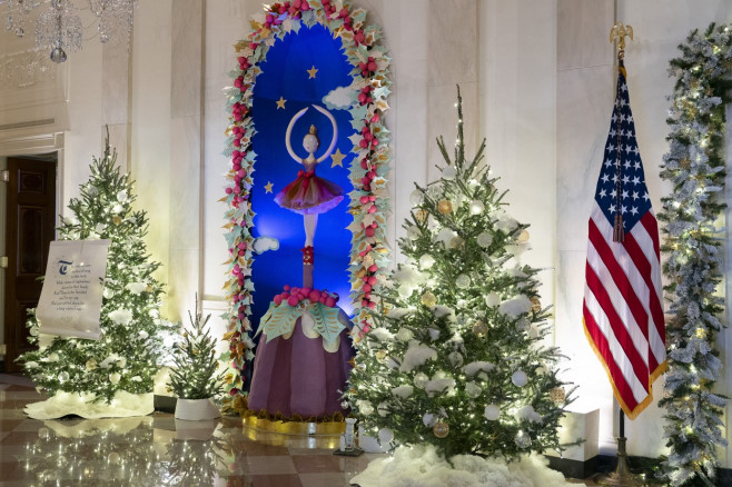 White House decorated for the 2023 winter Holiday