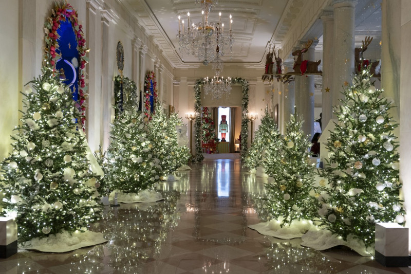 White House decorated for the 2023 winter Holiday