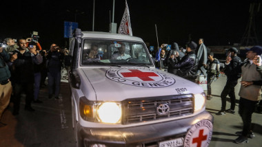 Ostaticii eliberați de Hamas sunt preluați de Crucea Roșie.